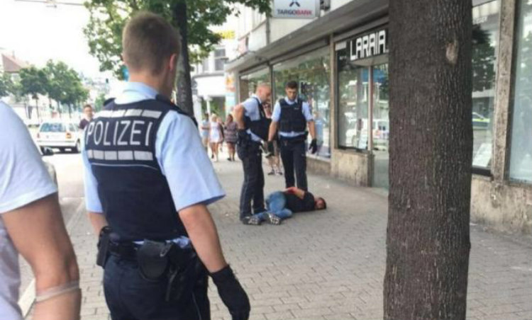 ΕΚΤΑΚΤΟ: Επίθεση με ματσέτα σε πόλη της Γερμανίας - Ένας νεκρός